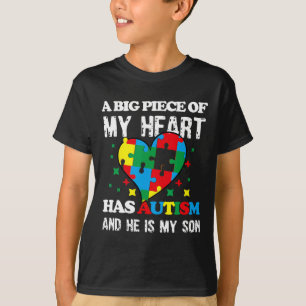 Camiseta Um Grande Pedaço Do Meu Coração Tem Autismo E Ele 