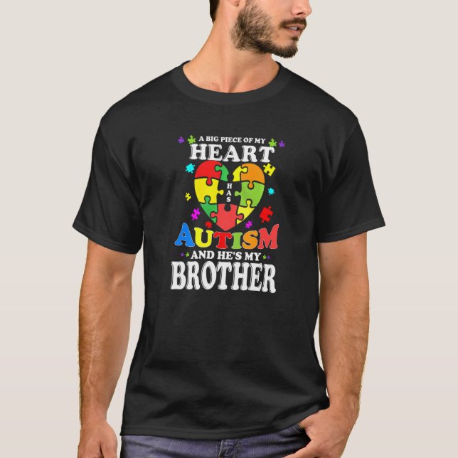 Camiseta Um grande pedaço do meu coração tem autismo e ele  (Frente)