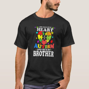 Camiseta Um Grande Pedaço Do Meu Coração Tem Autismo E Ele 