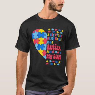 Camiseta Um Grande Pedaço Do Meu Coração Tem Autismo E Ele 