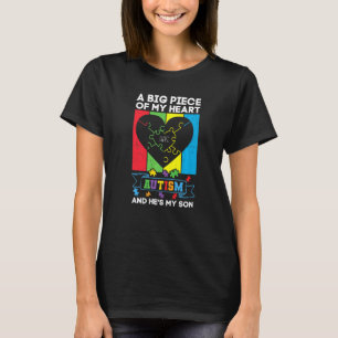 Camiseta Um Grande Pedaço Do Meu Coração Tem Autismo E Ele