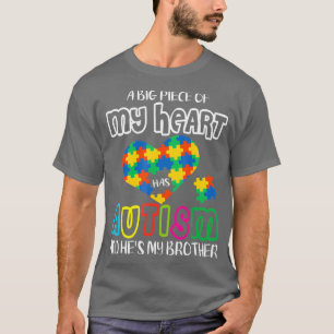 Camiseta Um Grande Pedaço Do Meu Coração Tem Autismo E Este