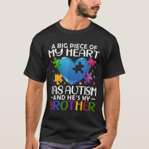 Camiseta Um Grande Pedaço Do Meu Coração Tem Autismo E Sua