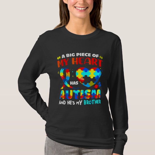 Camiseta Um Grande Pedaço Do Meu Coração Tem Autismo E Sua  (Frente)