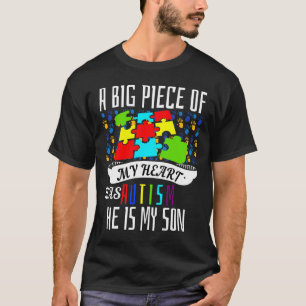 Camiseta Um Grande Pedaço Do Meu Coração Tem Autismo Ele É