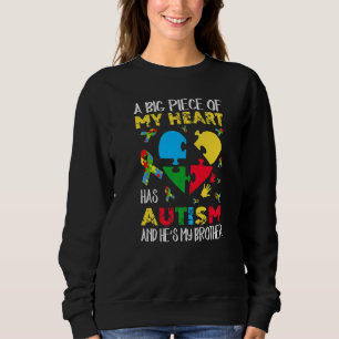 Camiseta Um grande pedaço do meu coração tem utismo Ele é m