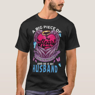 Camiseta Um Grande Pedaço Do Meu Coração Vive No Céu Ele É