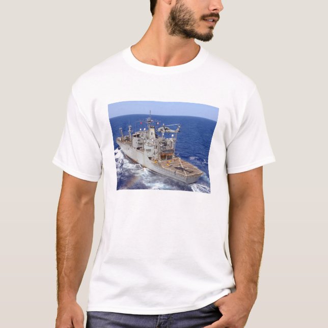 Camiseta Um helicóptero limpa a cabina de pilotagem (Frente)
