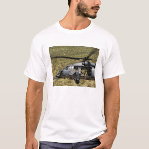 Camiseta Um HH-60 Pave Hawk voa sobre o deserto