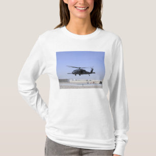 Camiseta Um HH-60G pavimenta o falcão que descola do