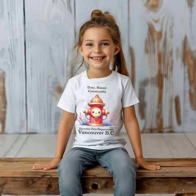 Camiseta Um hidrante baleado em um jardim vibrante (Criador carregado)