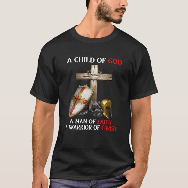 Camiseta Um Homem De Fé Um Guerreiro De Cristo (Frente)