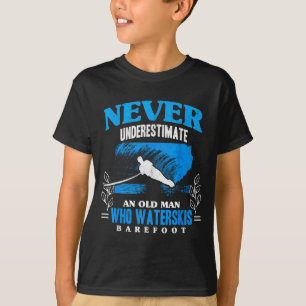 Camiseta Um homem idoso pratica esqui aquático sem sapatos