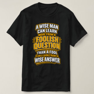 Camiseta Um homem sábio aprende mais — Perguntas tolas.