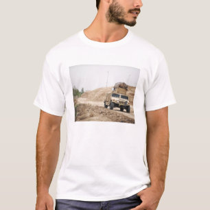 Camiseta Um Humvee conduz a segurança
