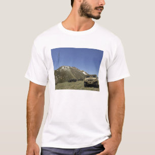 Camiseta Um Humvee é estacionado no local re-transmissor