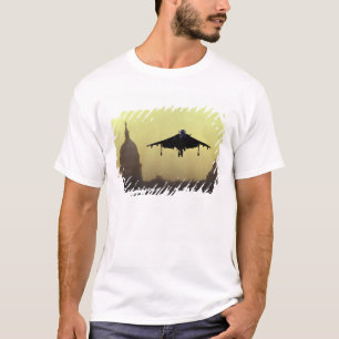 Camiseta Um jato Harrier pousando no Mall ao amanhecer com