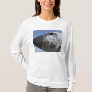 Camiseta Um KC-135 Stratotankerexibindo nariz patriótico