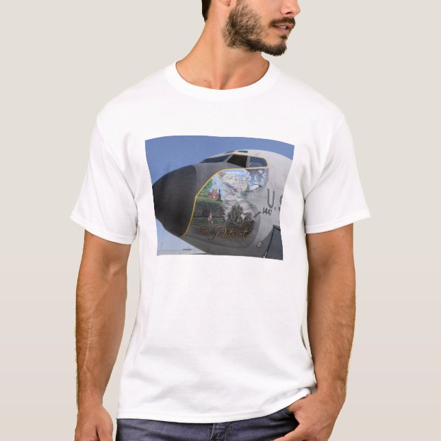 Camiseta Um KC-135 Stratotankerexibindo nariz patriótico (Frente)