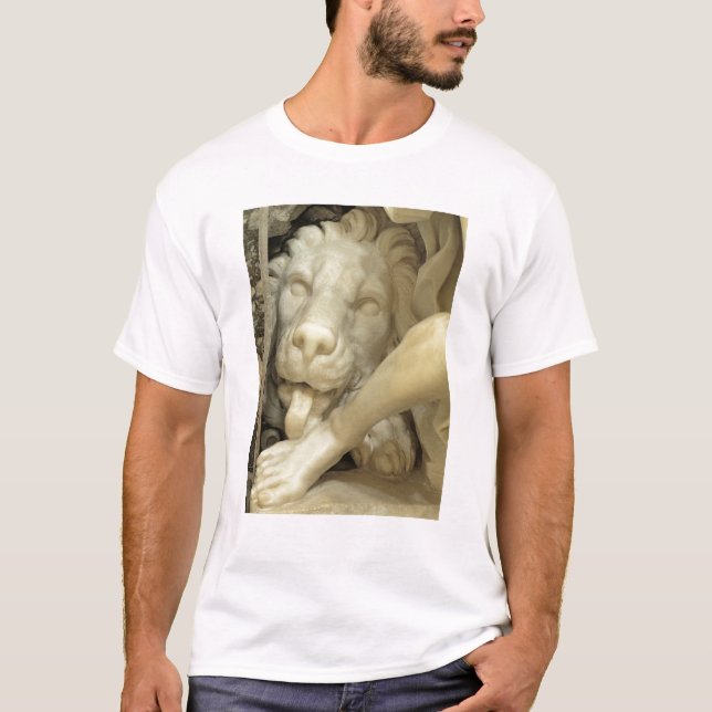 Camiseta Um leão que lambe o pé de Daniel (Frente)