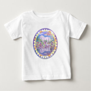 Camiseta Um macacão de bebê do paraíso roxo