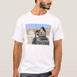 Camiseta Um mais soldiier instrui um soldado iraquiano do