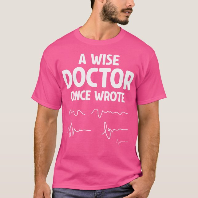 Camiseta Um Médico Sábio Escreveu Uma Vez - Hillarious Doct (Frente)