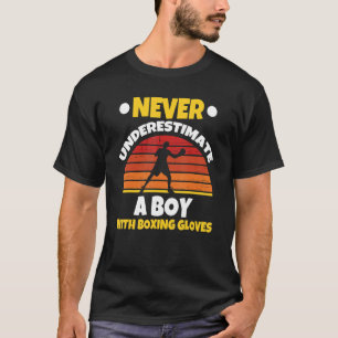 Camiseta Um menino com luvas de boxe de boxe in a box