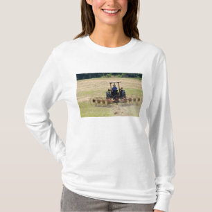 Camiseta Um menino dirigindo um trator colhendo