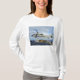 Camiseta Um MH-60S Seahawk prepara-se para entregar o