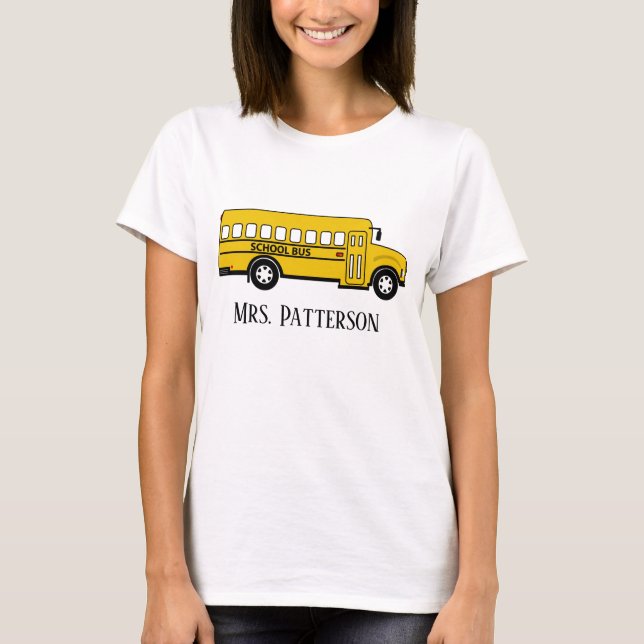 Camiseta Um motorista de ônibus escolar bonito adiciona o n (Frente)
