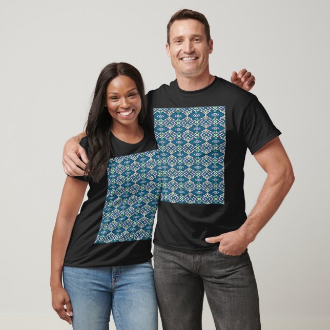 Camiseta Um padrão simétrico de motivos azuis num tecido (Unissex)