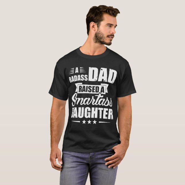 Camiseta um pai dos badass aumentou uma filha dos smartass (Frente Completa)