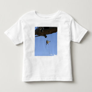 Camiseta Um pararescueman rappels de um HH-60
