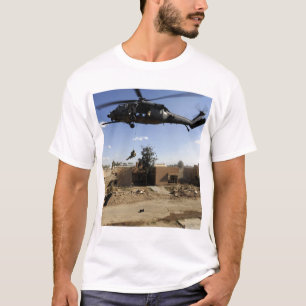Camiseta Um pararescueman rappels de um HH-60 2