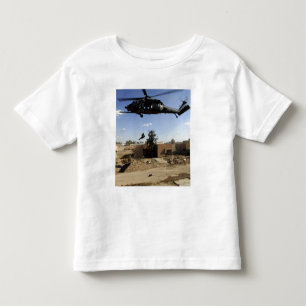 Camiseta Um pararescueman rappels de um HH-60 2