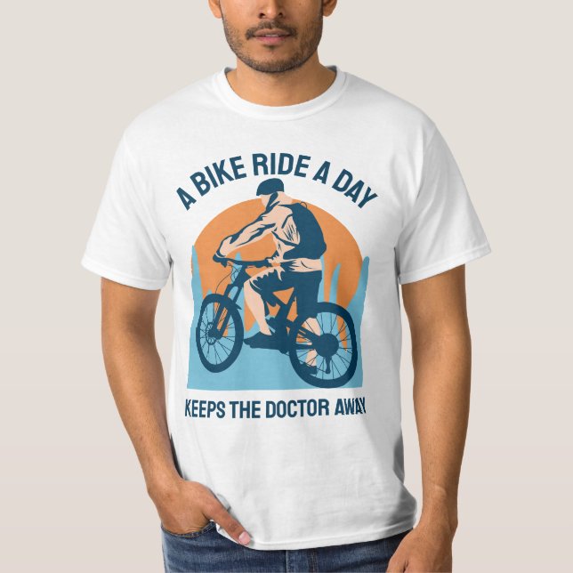 Camiseta Um passeio de bicicleta por dia mantém o médico af (Frente)