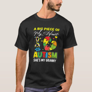 Camiseta Um Pedaço Do Meu Coração Tem Autismo Minha Avó