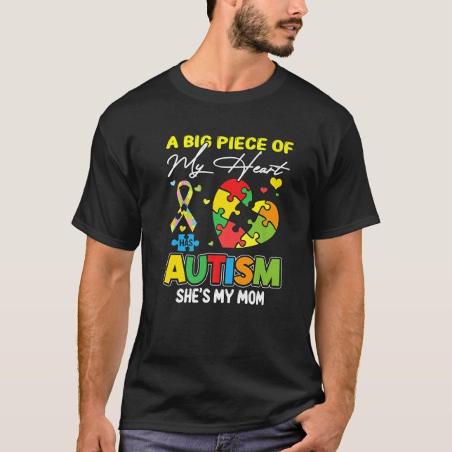 Camiseta Um Pedaço Do Meu Coração Tem Autismo Minha Mãe (Frente)