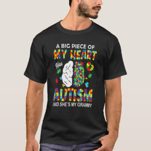 Camiseta Um Pedaço do Meu Coração Tem Autismo Minha Vovó