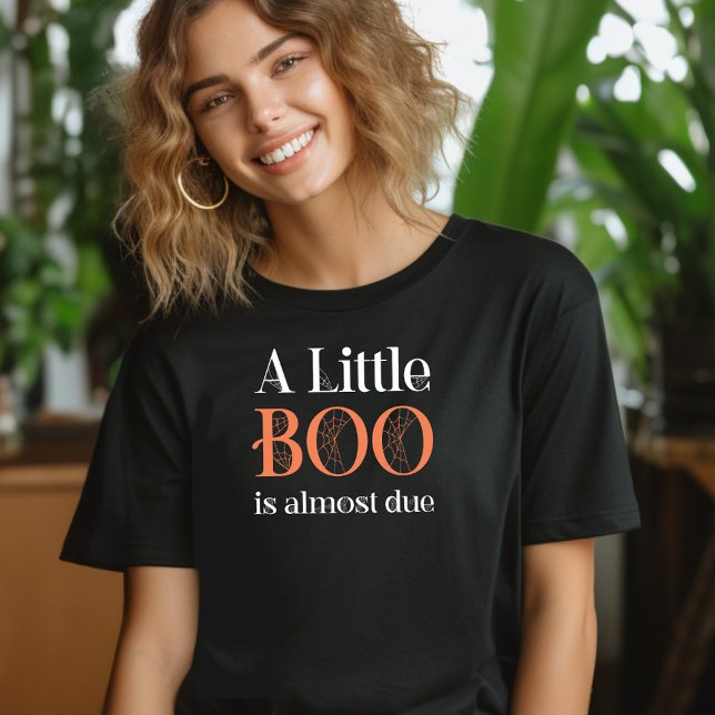 Camiseta Um Pequeno Boo Está Quase A Vencer O Halloween (Halloween shirt with A Little Boo is Almost  Due for gender reveal, baby shower hostess ..)