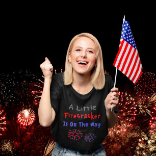 Camiseta Um Pequeno Firecracker Está A Caminho Da Gravidez