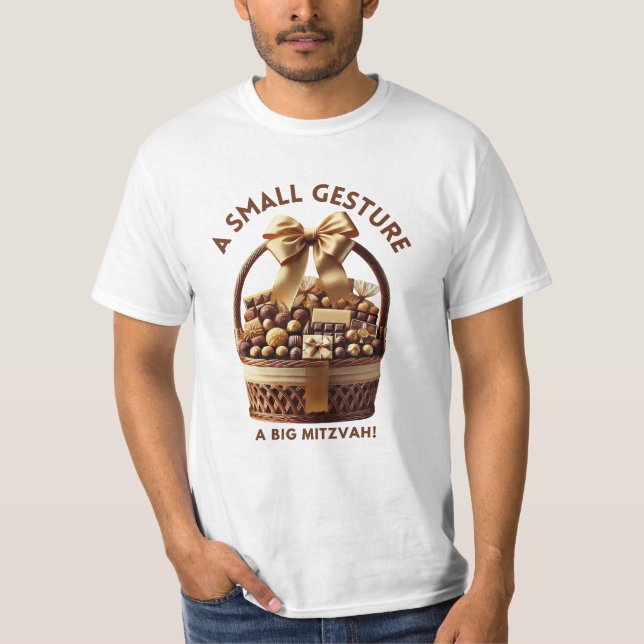 Camiseta Um Pequeno Gesto, Um Grande Mitzvah! - Purim Chari (Frente)