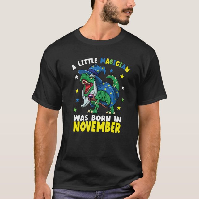 Camiseta Um Pequeno Mágico Foi Nascer Em Novembro (Frente)