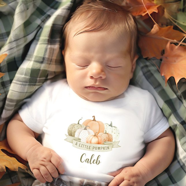 Camiseta Um Pequeno Pumpkin Fall Baby Boy (A Little Pumpkin Fall Baby Boy Custom Name Baby T-Shirt)