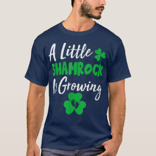 Camiseta Um Pequeno Shamrock Está Crescendo Dia de São Patr