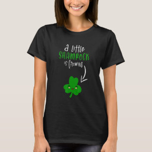 Camiseta Um Pequeno Shamrock Está Cultivando Ruas Bonitas D
