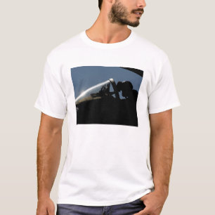 Camiseta Um piloto se prepara para descolagem