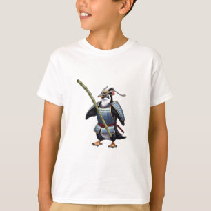 Camiseta Um pinguim samurai lutando com um pau de bambu.