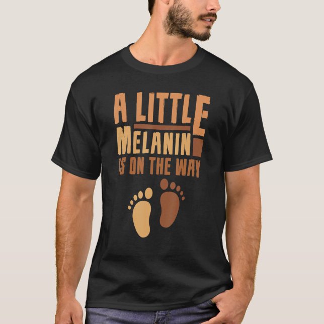 Camiseta Um pouco de melanina está no caminho do mês negro  (Frente)